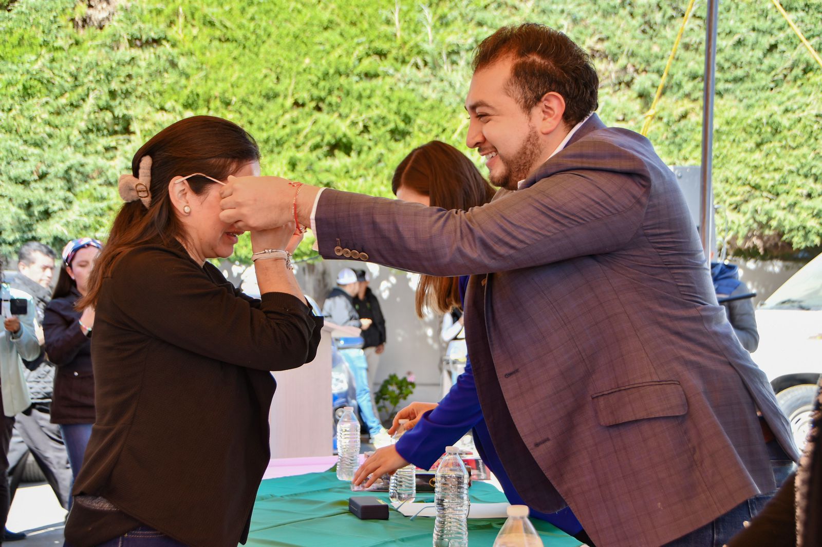 Con la entrega de estos lentes ayudamos a cambiar la vida de la gente: Salvador Santos Cedillo